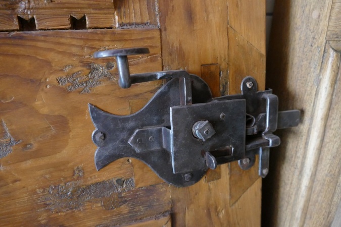 Der K&uuml;chenchef empfiehlt: Offenes Schloss auf Fichte &bdquo;genagelt&ldquo;.