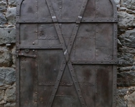 Eisenfetzen, statt Kleiderfetzen – Renaissancetür genietet