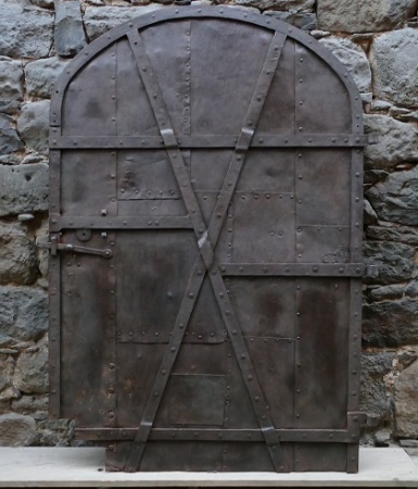 Eisenfetzen, statt Kleiderfetzen &ndash; Renaissancet&uuml;r genietet