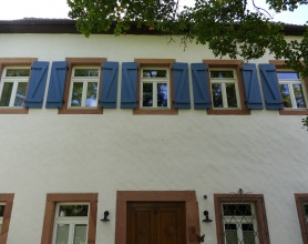 Farbenfrohe Fensterläden