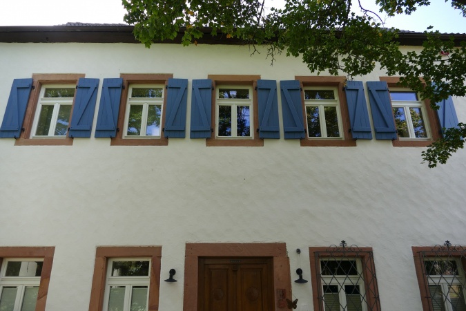 Farbenfrohe Fensterläden