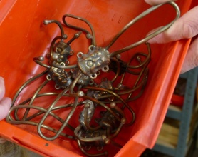 Für Kleider und Accessoires – Messinggarderobenhaken mit Zierköpfen