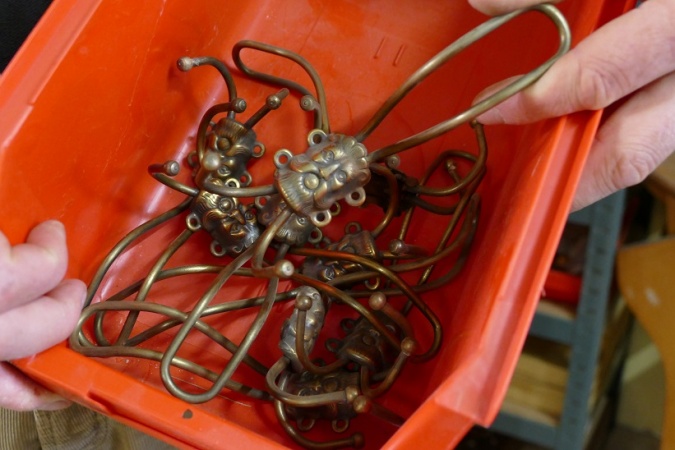 F&uuml;r Kleider und Accessoires &ndash; Messinggarderobenhaken mit Zierk&ouml;pfen