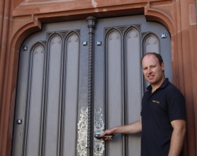 Kirchentüren erstrahlen in neuem Glanz