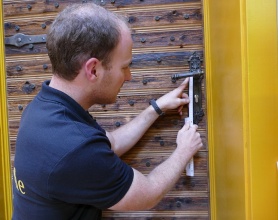 Passt, wackelt nicht und hat keine Luft – Professionelle Türgriffanpassung