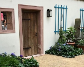 Unsere Tür zur Romantik - Romantikgarten in Frankfurt ausgestattet