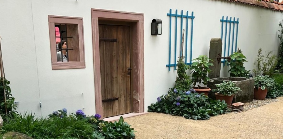 Unsere T&uuml;r zur Romantik - Romantikgarten in Frankfurt ausgestattet