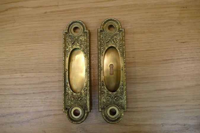 Vielleicht mit Perle &ndash; Schiebet&uuml;rmuscheln im Klassizismus-Stil