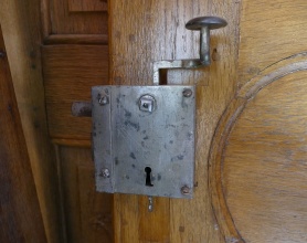 Wie zugeknebelt – Original antike Knebeldrückerkastenschlösser