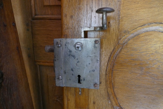 Wie zugeknebelt &ndash; Original antike Knebeldr&uuml;ckerkastenschl&ouml;sser